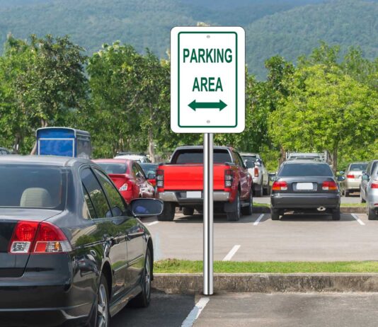 Why Custom Parking Signs Made of Vinyl Are Beneficial for Car Owners and Parking Lot Owners
