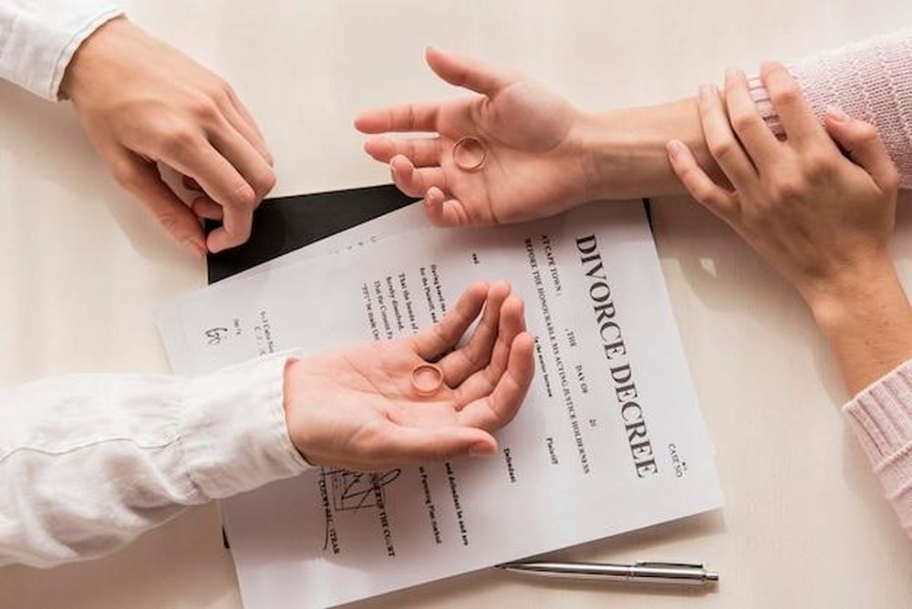 Handing the divorce papers to the spouse