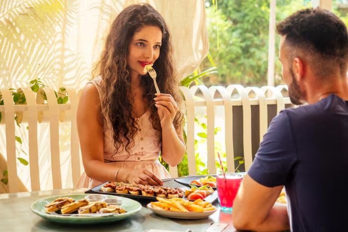 Colombian couple eating together